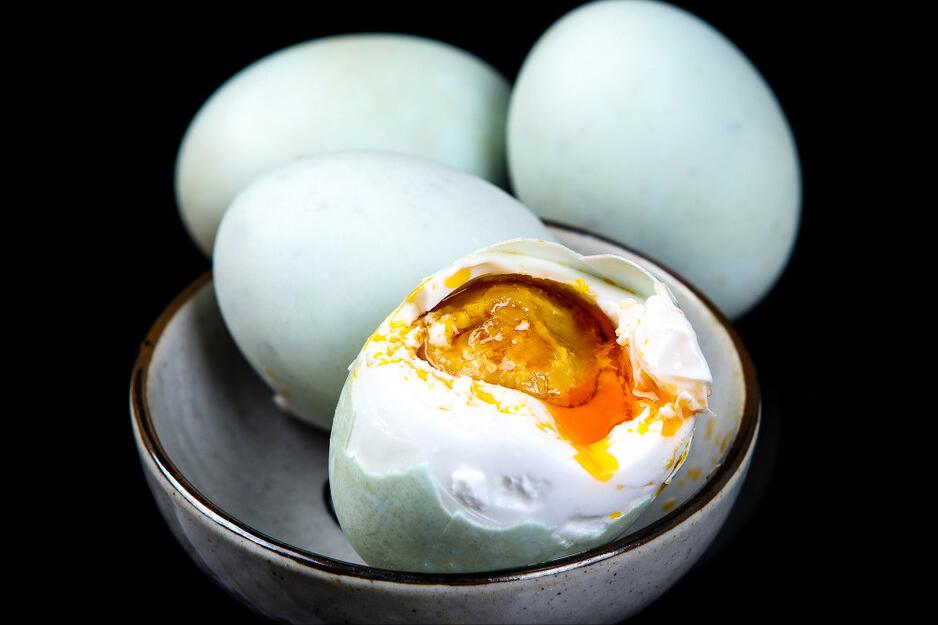 腌咸鸭蛋用盐水泡的方法,腌咸鸭蛋不出油的技巧