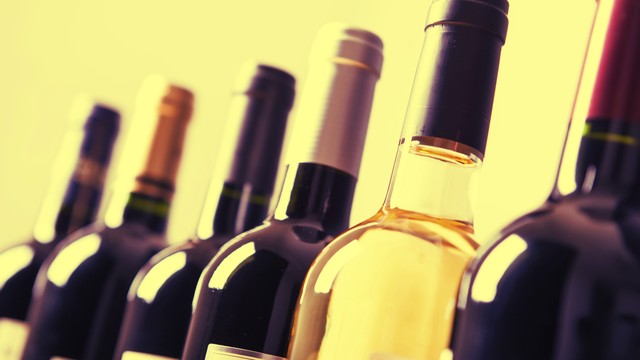 怎样选购进口干红葡萄酒,葡萄酒的选购技巧与品牌推荐