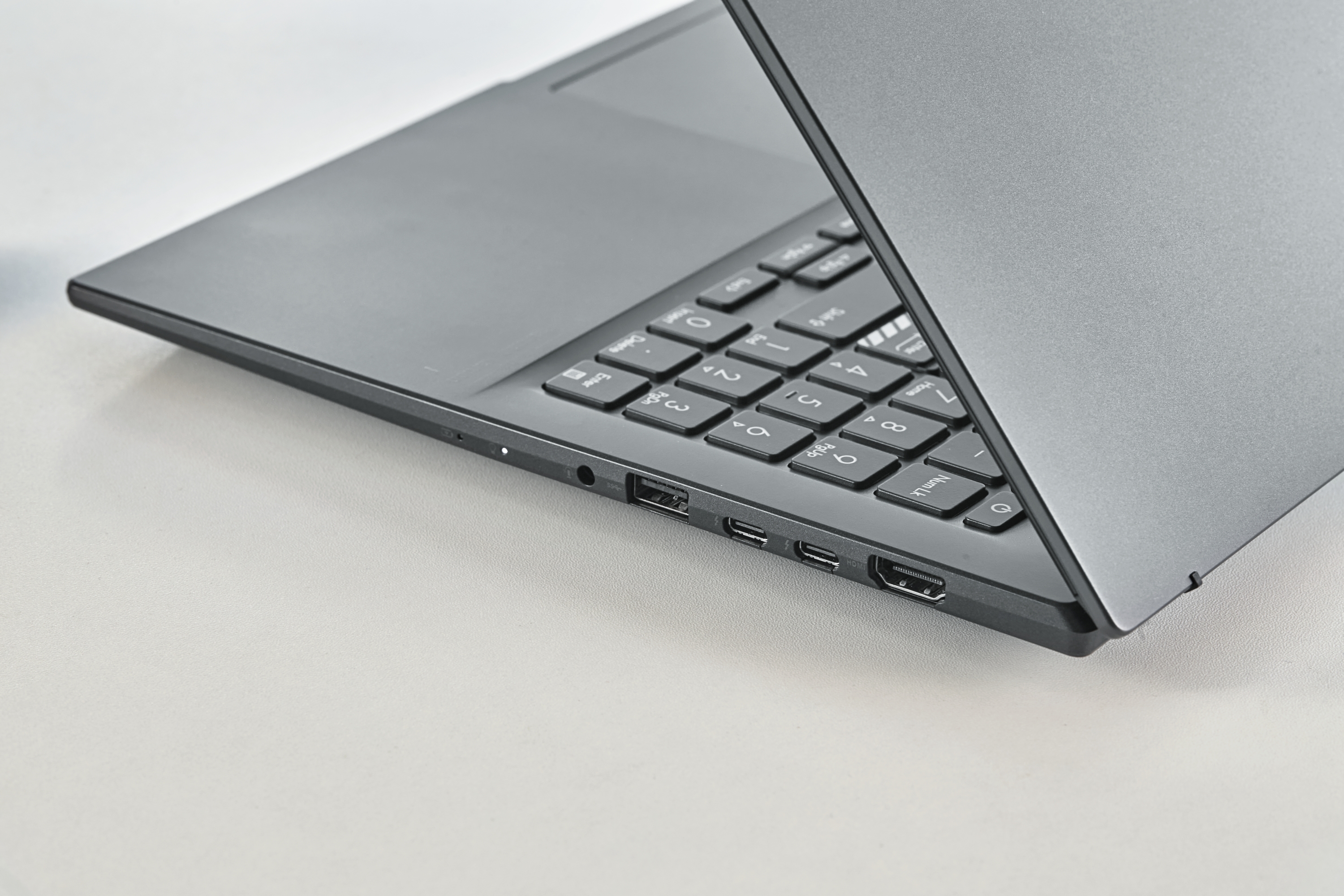 华硕笔记本为什么便宜,华硕无双oled屏幕和普通屏对比