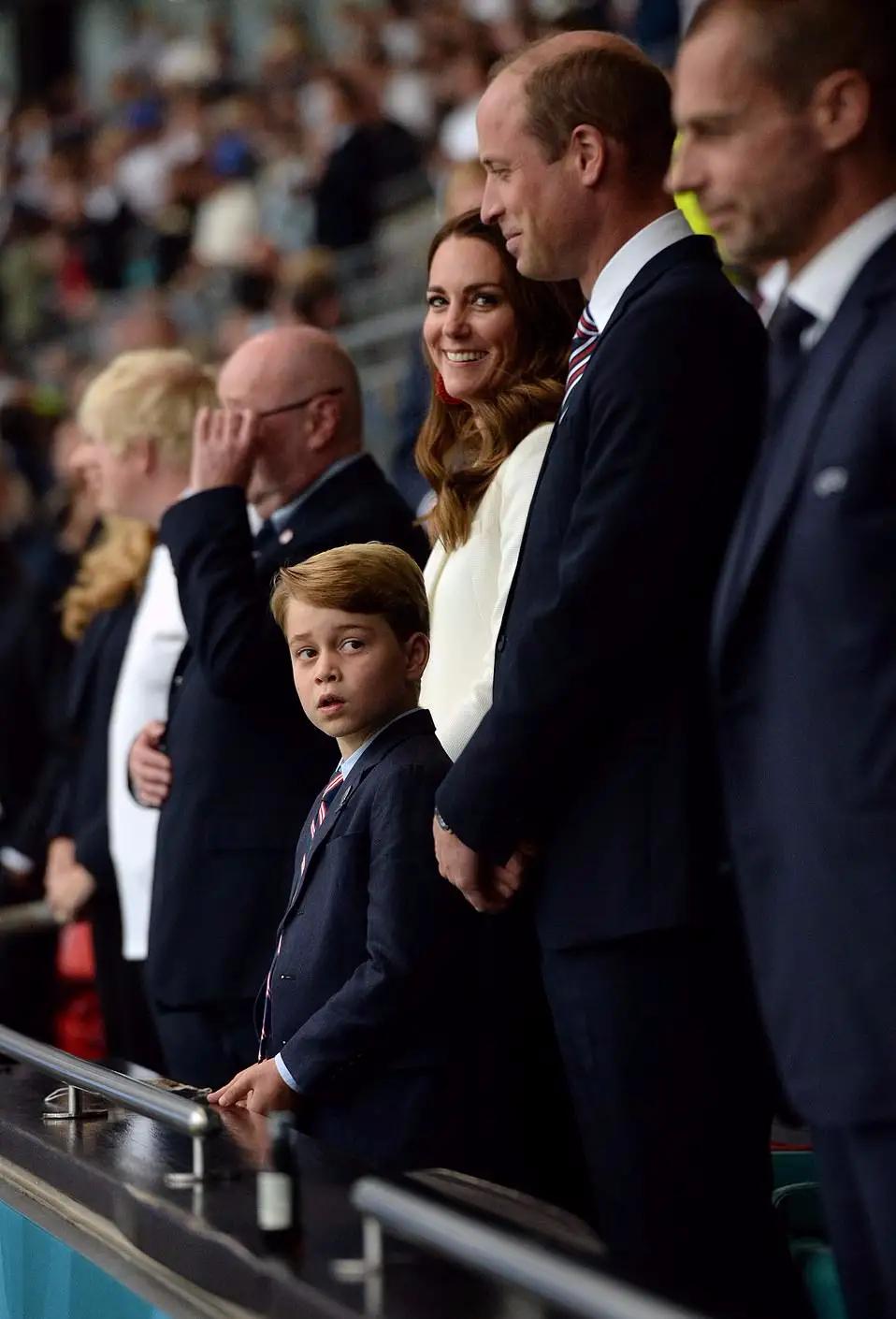 隔辈亲萌娃把面给爷爷,隔辈亲宝宝调皮