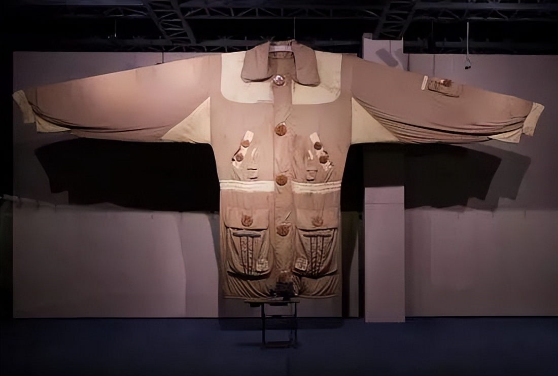 周杰伦美特斯邦威冲锋衣,美特斯邦威为啥不用周杰伦