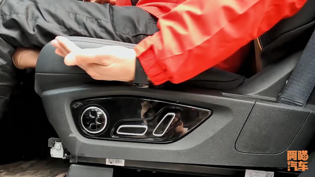 新手开车正确驾驶姿势图解,开车必备你一定要了解的驾驶技巧