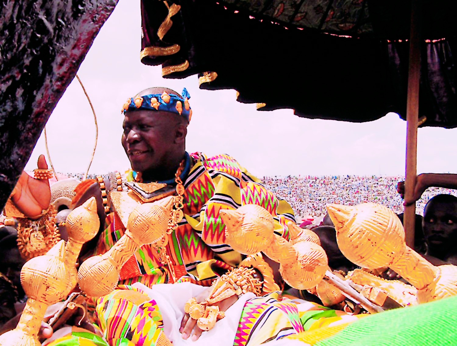 非洲“黄金部落”,酋长有80个妻子,女人连内衣都是镶金的