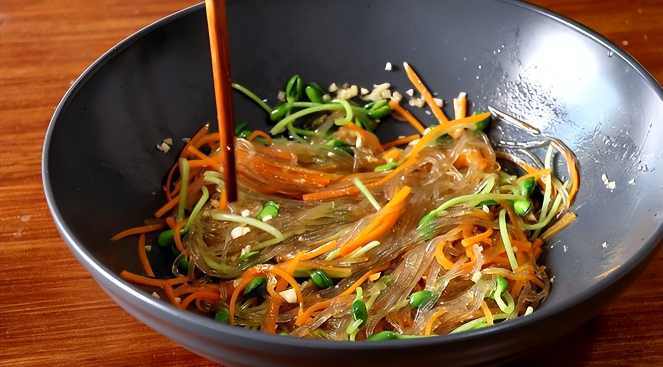 既能补水又能保护视力的食物,保护视力多吃含有什么的蔬菜呢