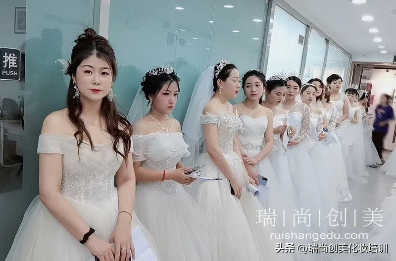 学化妆有前途嘛,学化妆能带来哪些价值