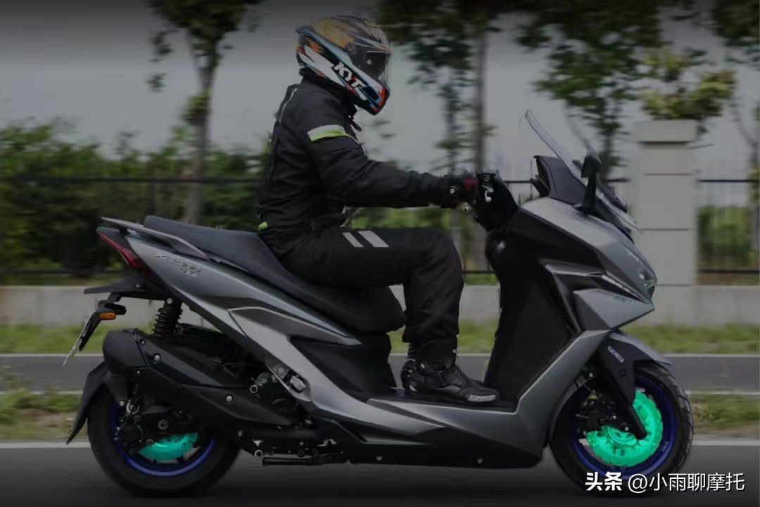 和光阳250差不多价位的大踏板,光阳两款250踏板摩托车的区别