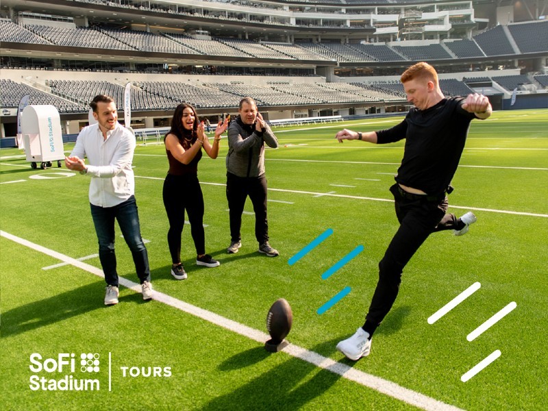 父亲节带着爸爸一起踢球,父亲节孩子和爸爸的篮球互动