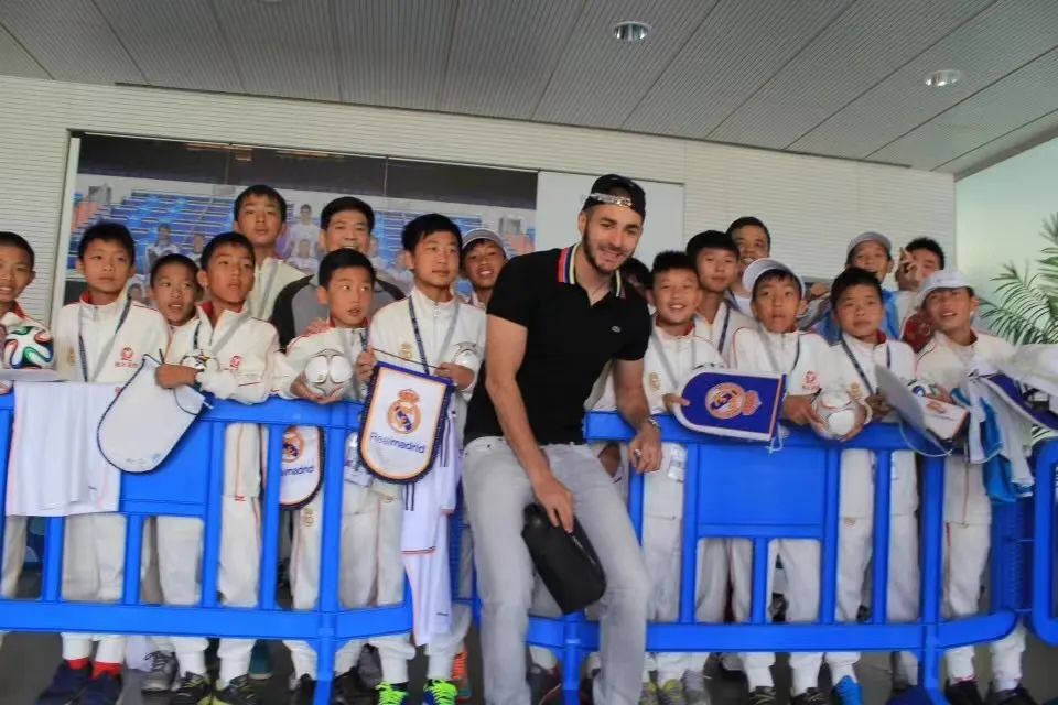 足球少年一路前行,足球少年逆风而行