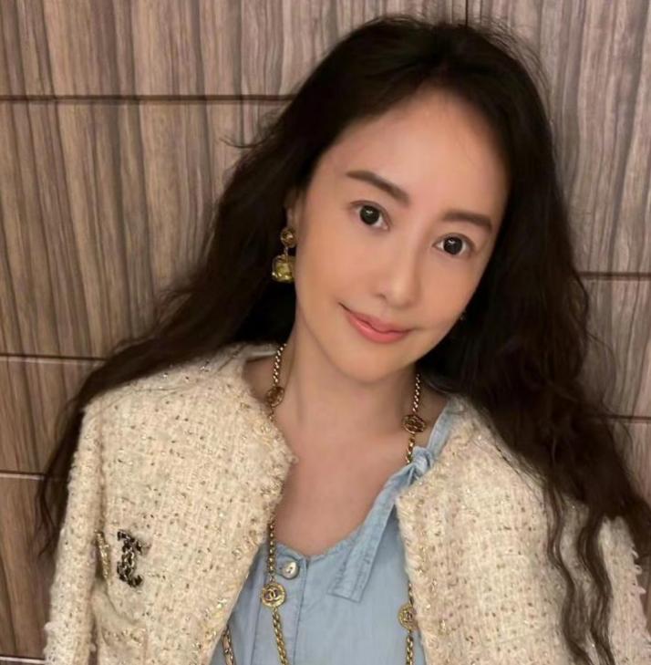 嫁入豪门从不炫富的三位女明星,娱乐圈钻戒最豪华的女明星