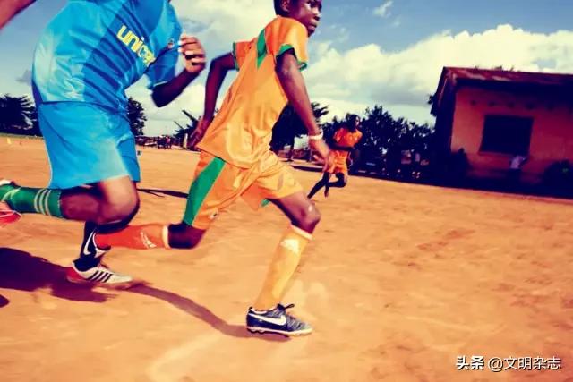 非洲足球少年：让梦想如绿草般顽强生长