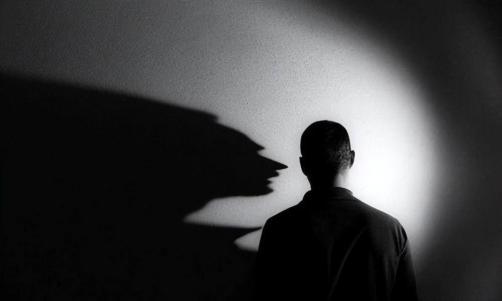 “陪玩陪聊”“原味*袜丝**”，闲鱼“灰色交易”有多荒谬