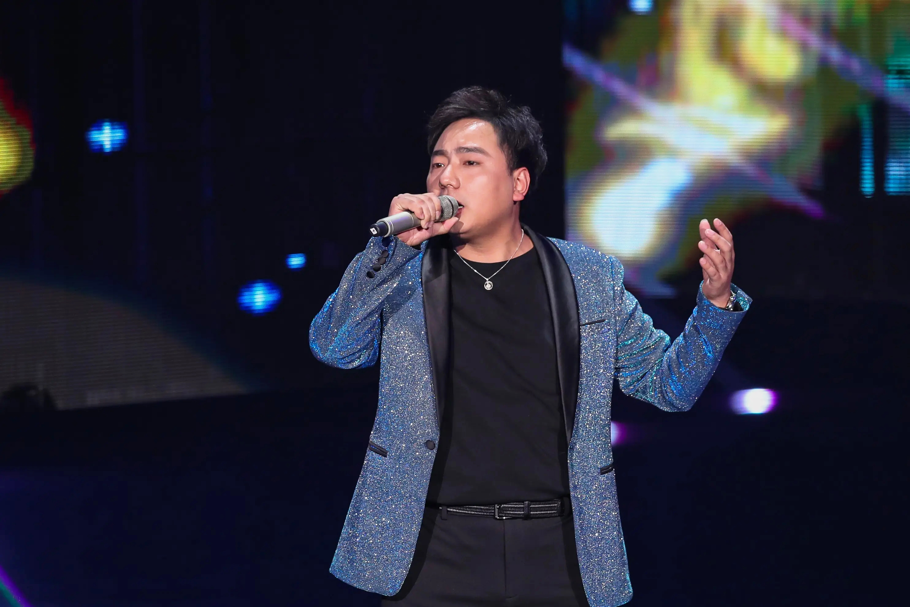 中秋晚会一首《别知己》，让搭档金晨的海来阿木走红