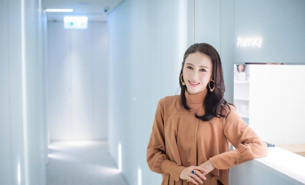 黎姿同框张柏芝，才知道啥叫高级，千鸟格大衣显出贵妇气场