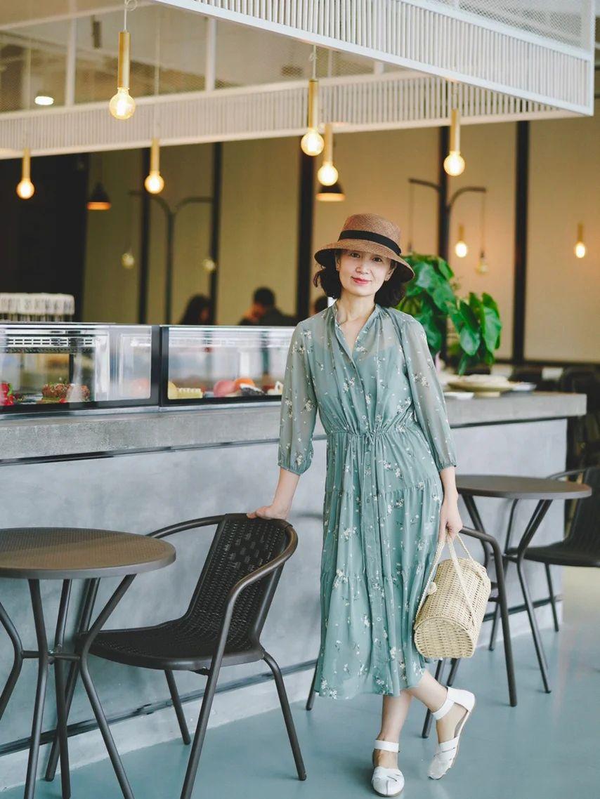 中年妇女穿裙子还是穿裤子好,中年女人穿裙子搭配什么鞋