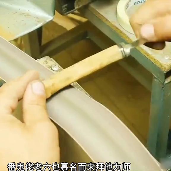 他是顶级锻刀大师，用冲击钻头打造的刀锋不锋利，一年后成为宗师