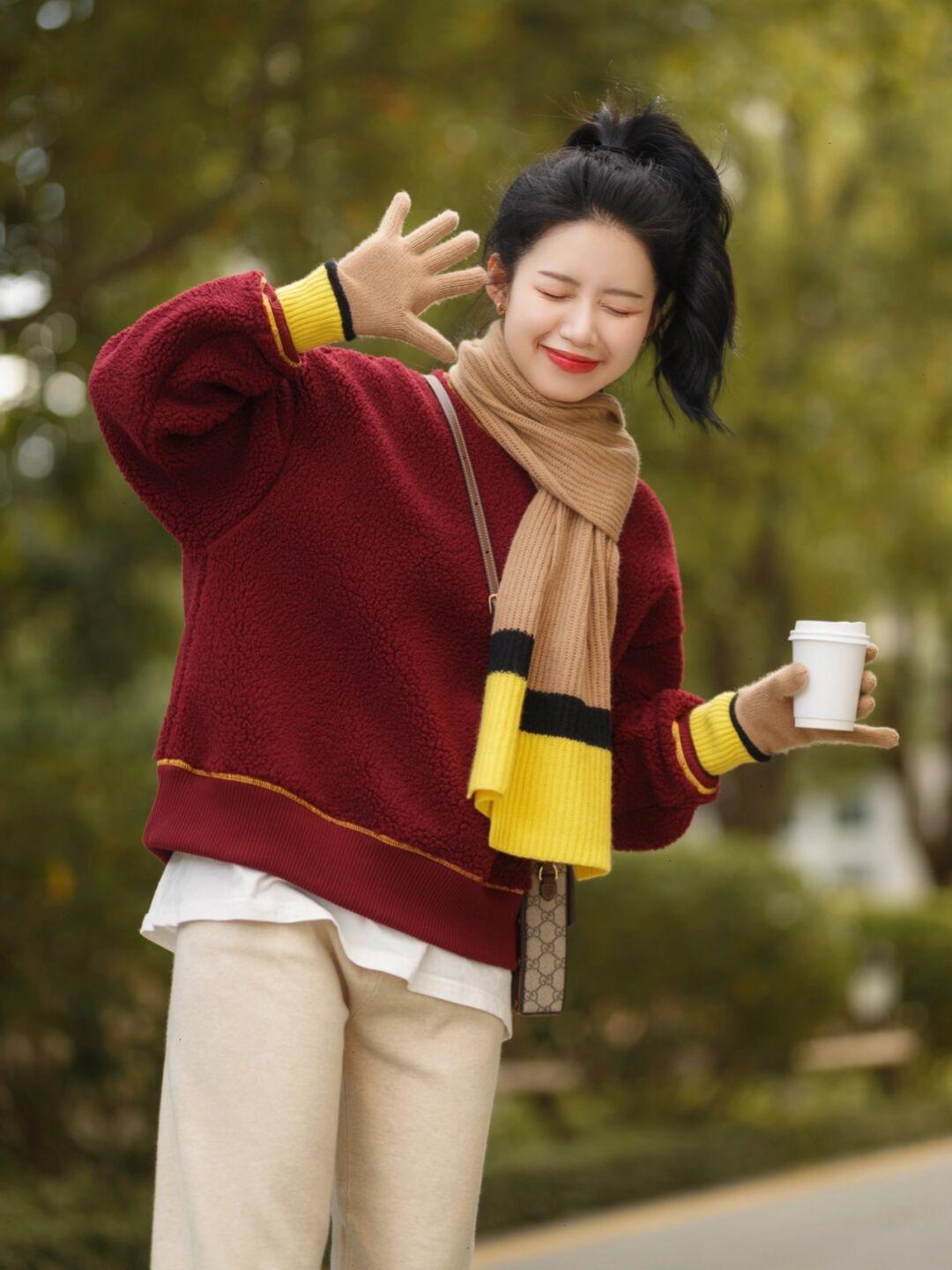 羊羔绒宽松慵懒风高级感卫衣,慵懒风羊羔绒卫衣怎么搭配才好看