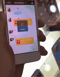 兄弟抢红包是挺快的，就是有点费手机，这屏幕得经常换吧，哈哈哈