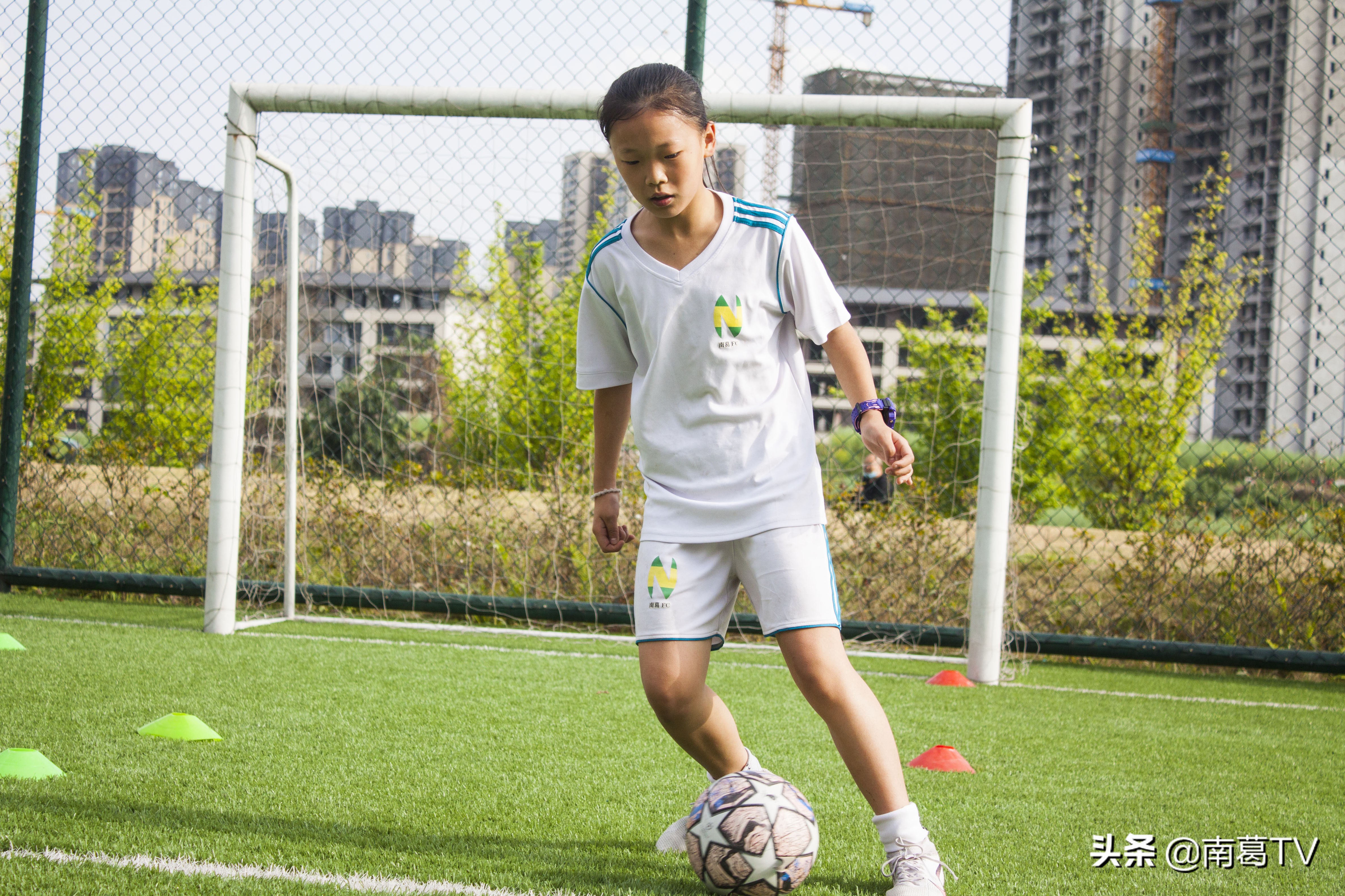 爱踢球的女人漂亮吗,爱足球的女孩一定很有魅力