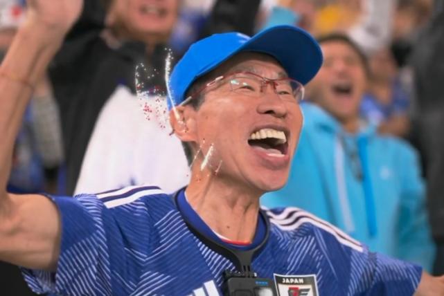 日本队全员冲入场内如同夺冠，日媒滑跪庆祝：史诗级巨人杀