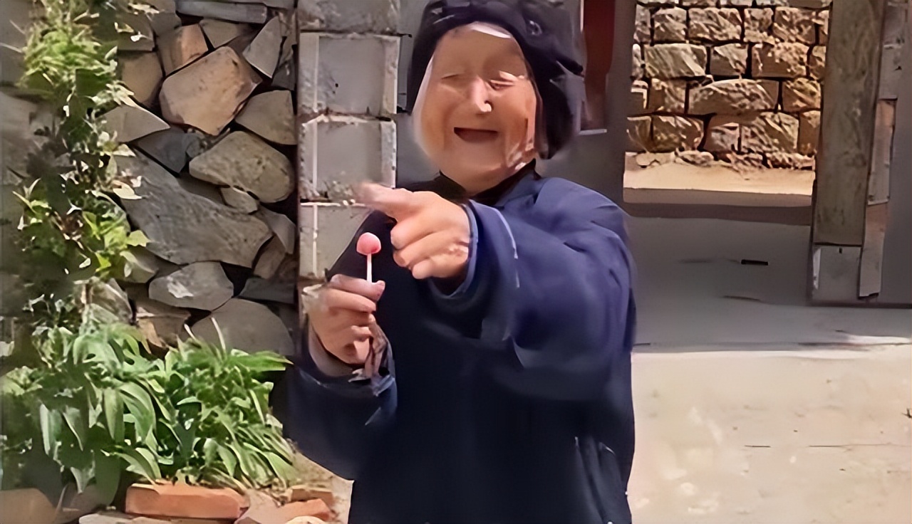 70岁儿子给100岁妈妈送拐杖,七旬老人送102岁母亲拐杖