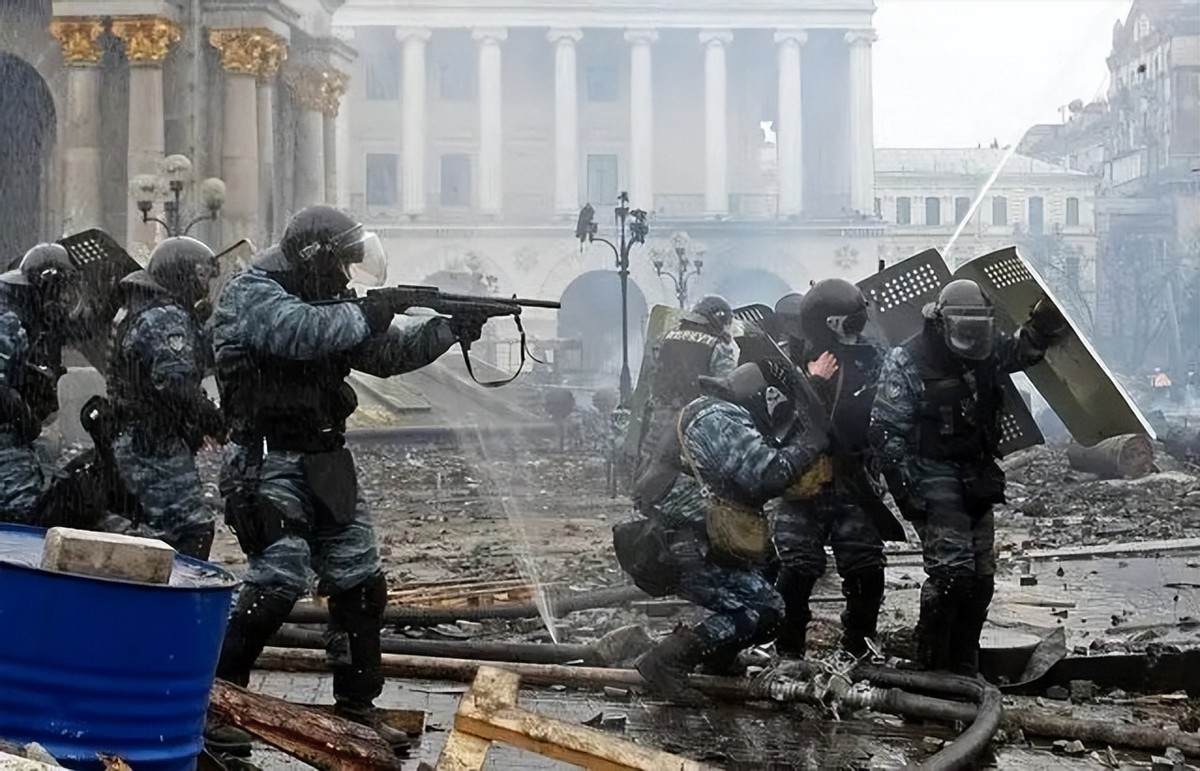 乌克兰士兵被逼下跪,乌克兰金雕下跪事件