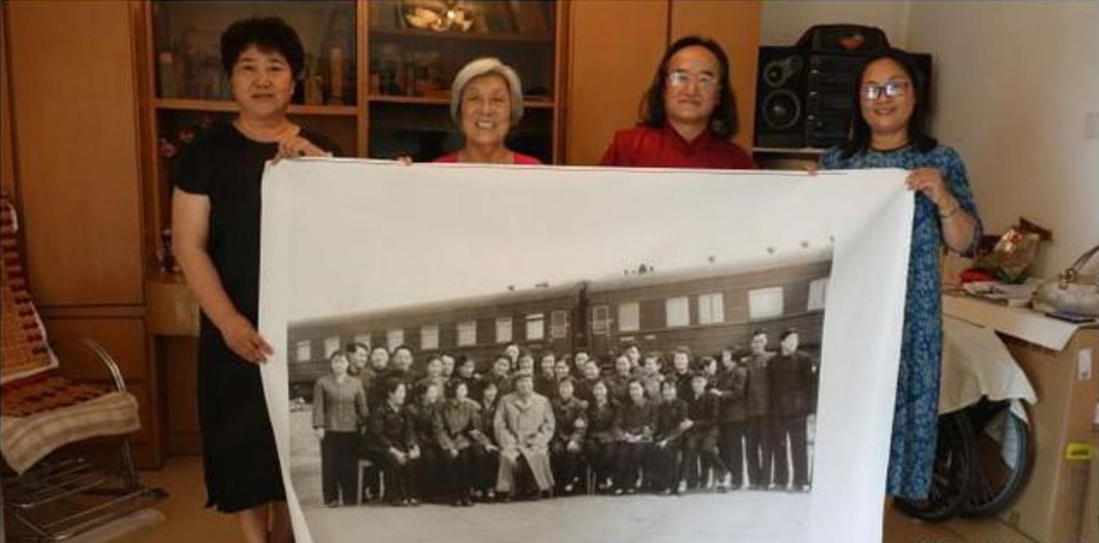 吕正操听不懂湖南话，王爱梅偷偷做了一个手势，被毛*东泽**一眼识破