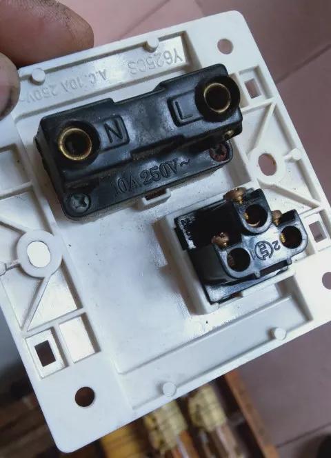 单开二孔插座只控制灯怎么接,一开五孔插座怎么接两开关控制灯