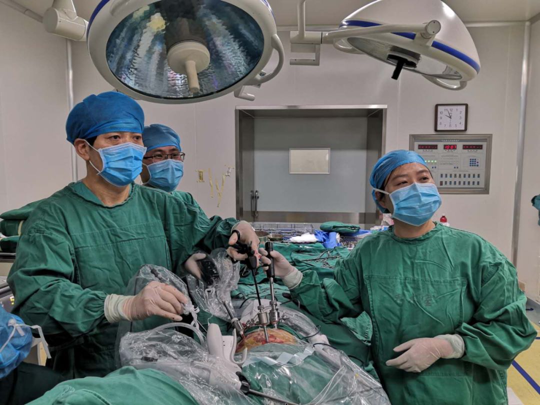 全胸腔镜下，与右侧开胸小切口房间隔缺损修补术的临床结果分析