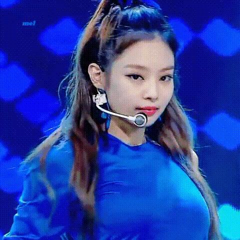 韩国女爱豆着装引争议，衣服盖不住侧乳，网友：是在弘扬传统文化