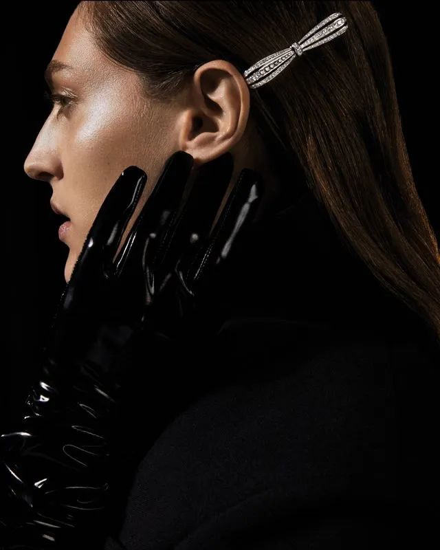 王冠要怎么戴才不会压塌头发,戴皇冠怎么能不掉