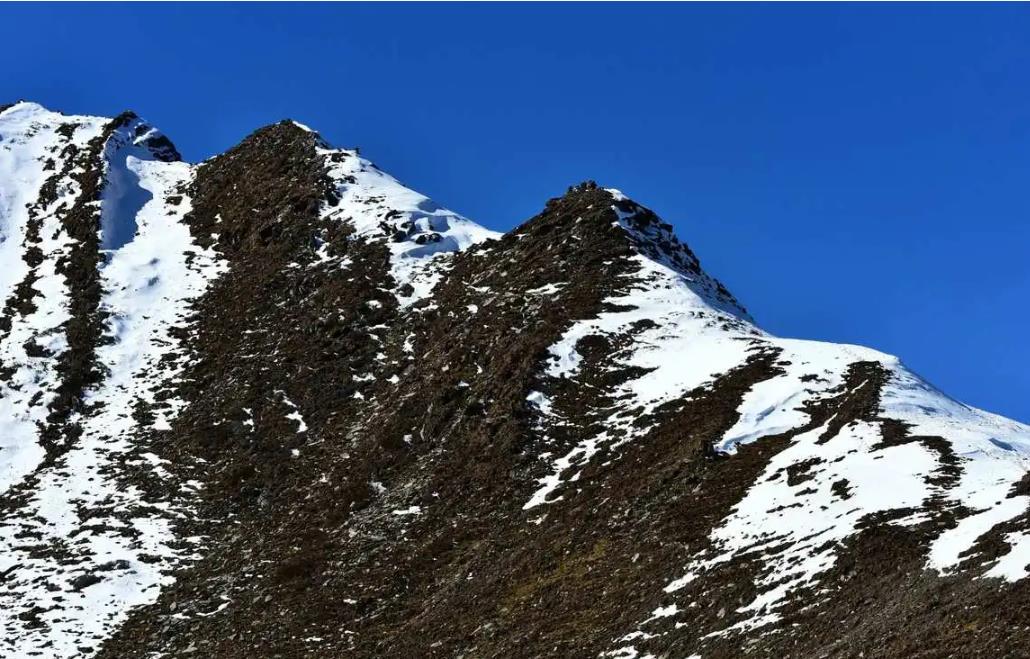 夹金山雪山现在还有积雪吗,中国红军翻越的第一座雪山