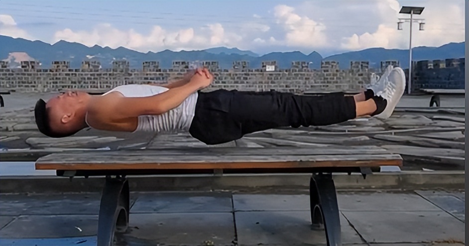 “蜻蜓水上漂”轻功重出江湖了？重庆小伙吸粉百万，老外又懵了