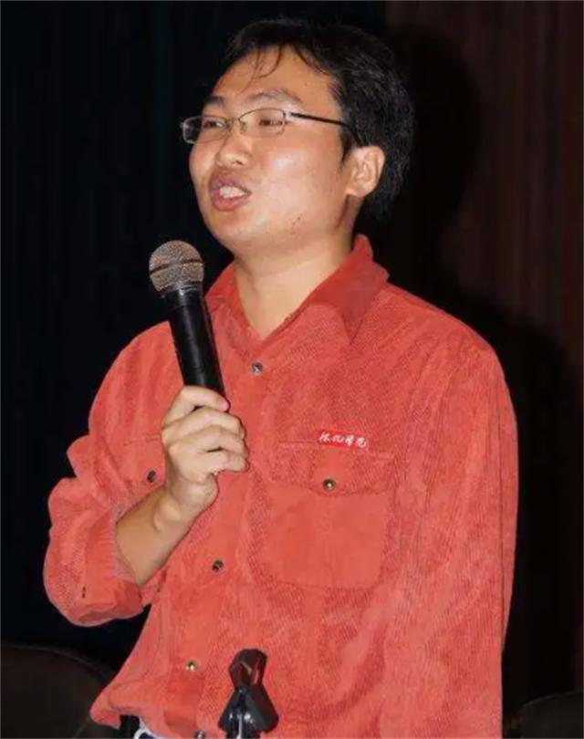 农村穷小伙进城上学捡废品,拾荒小伙供妹妹上大学