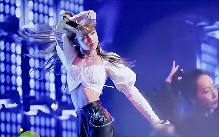 Lisa夜总会演脱衣舞，和世界首富之子恋爱，为嫁豪门放飞自我