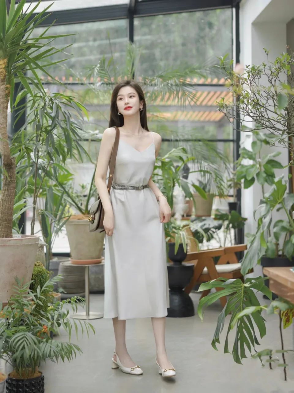 今年流行的连衣裙让你穿出女神范,穿春款连衣裙适合穿啥裤子