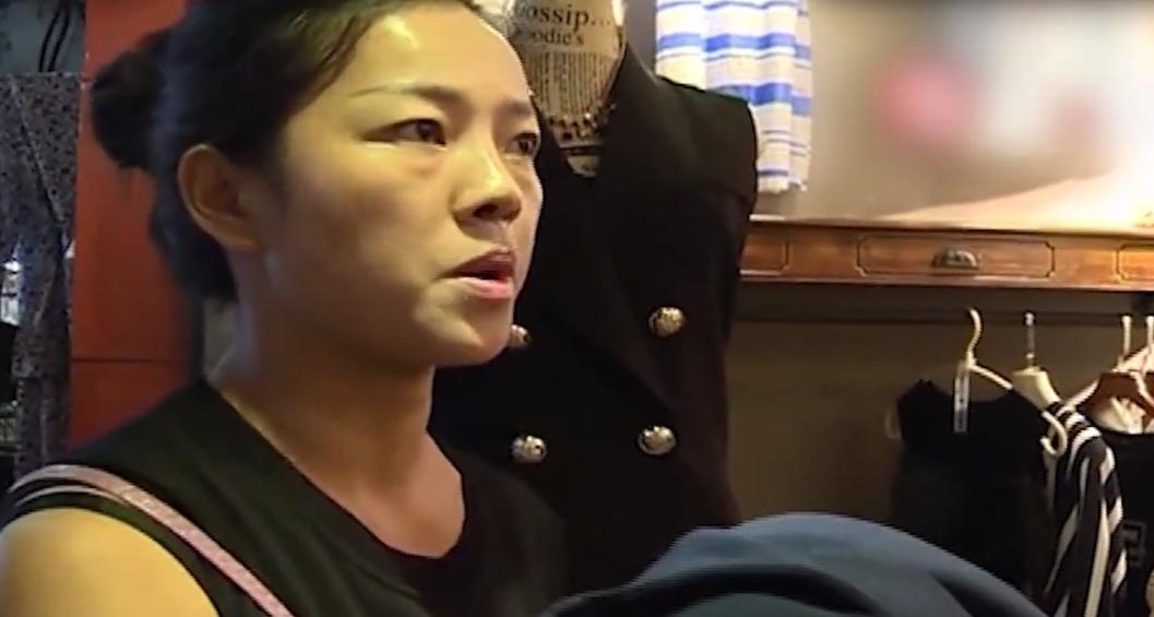 女孩进店试衣服店员歧视,一女子在高档店试衣服被店员嫌弃