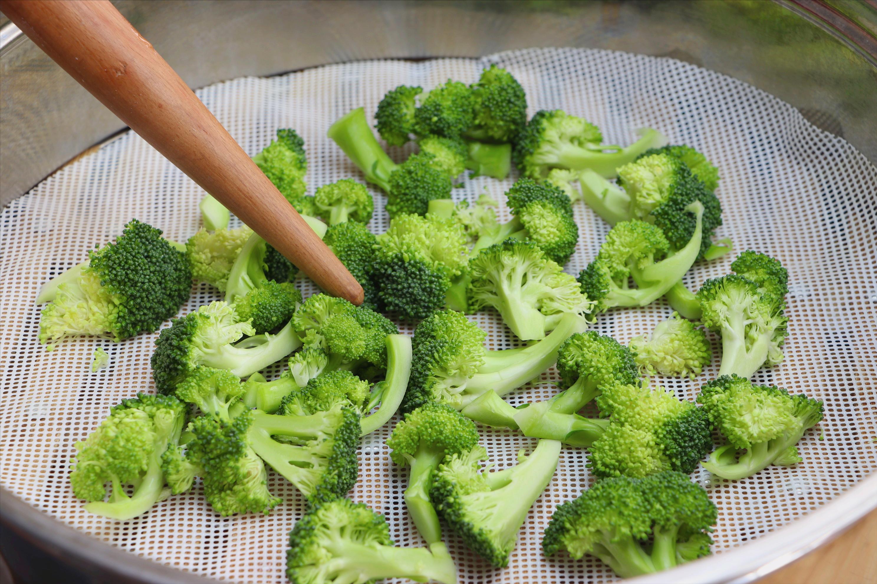 西兰花焯水好吃还是直接炒,炒西兰花千万别焯水大厨教你一招