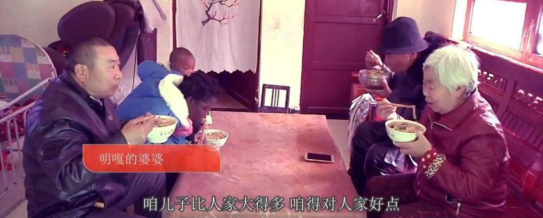 非洲19岁女孩远嫁河南48岁离异农民，生俩混血儿：在中国我很享福