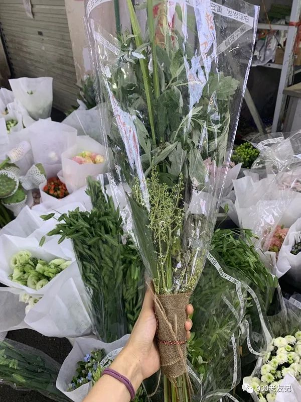 南宁街头出现艾草花束，菜市场里卖5元，花店里要近百元！你愿意买单吗？