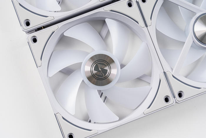 紧凑大白——Z790刀锋+影驰4070TI+机械大师C34PRO极地白装机展示