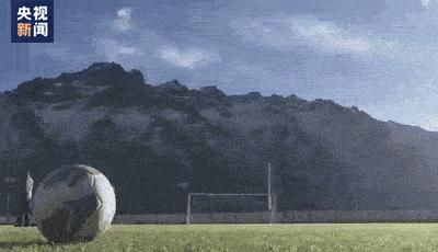 雪山下的梦幻足球场,西藏雪山下的球场