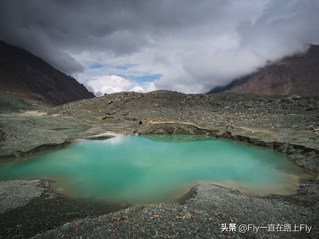 穿越博格达峰脚下冰湖之旅,徒步穿越新疆博格达峰