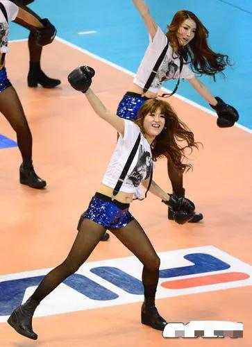 拉拉队带黑绅士帽跳舞,拉拉队舞姿优美灵动