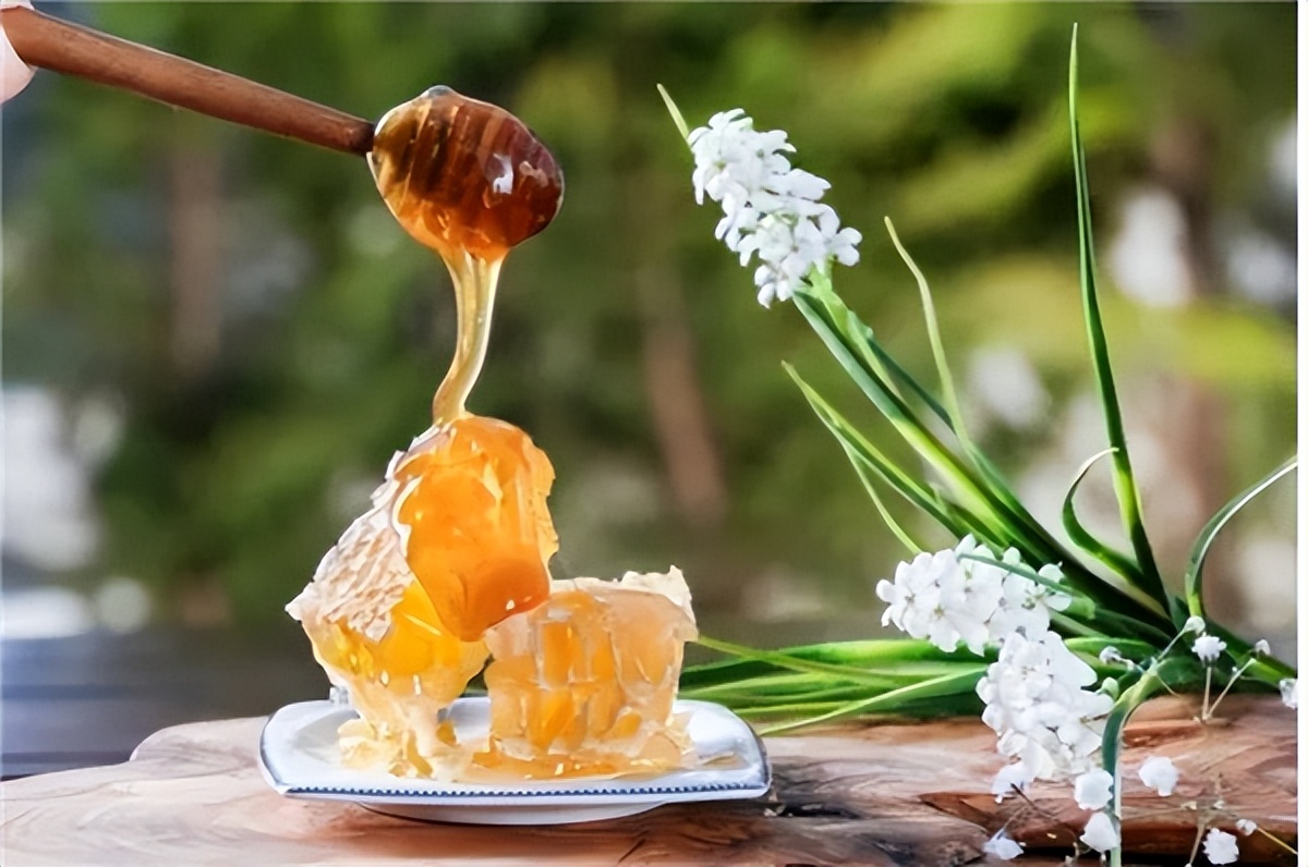 蜂蜜真假辨别方法养蜂人视频,老蜂农演示真蜂蜜的来历