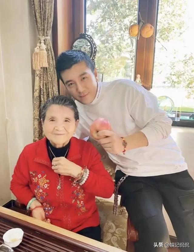杨子90岁的母亲感染新冠，吃88年的一颗中药痊愈，网友都说不相信