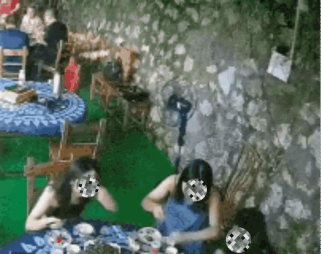 家中聚餐厨房突然爆炸,在吃饭时爆炸的尴尬瞬间