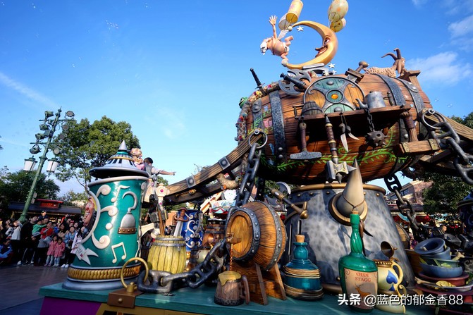 周末白相里的一张床、一群朋友、暴走于迪士尼乐园