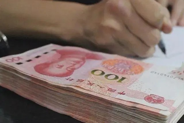 民工捡到3亿元的手镯,民工挖3亿金手镯完整版