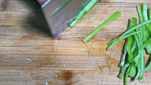 清炒胡萝卜拌绿豆芽最好吃做法,胡萝卜炒绿豆芽的做法