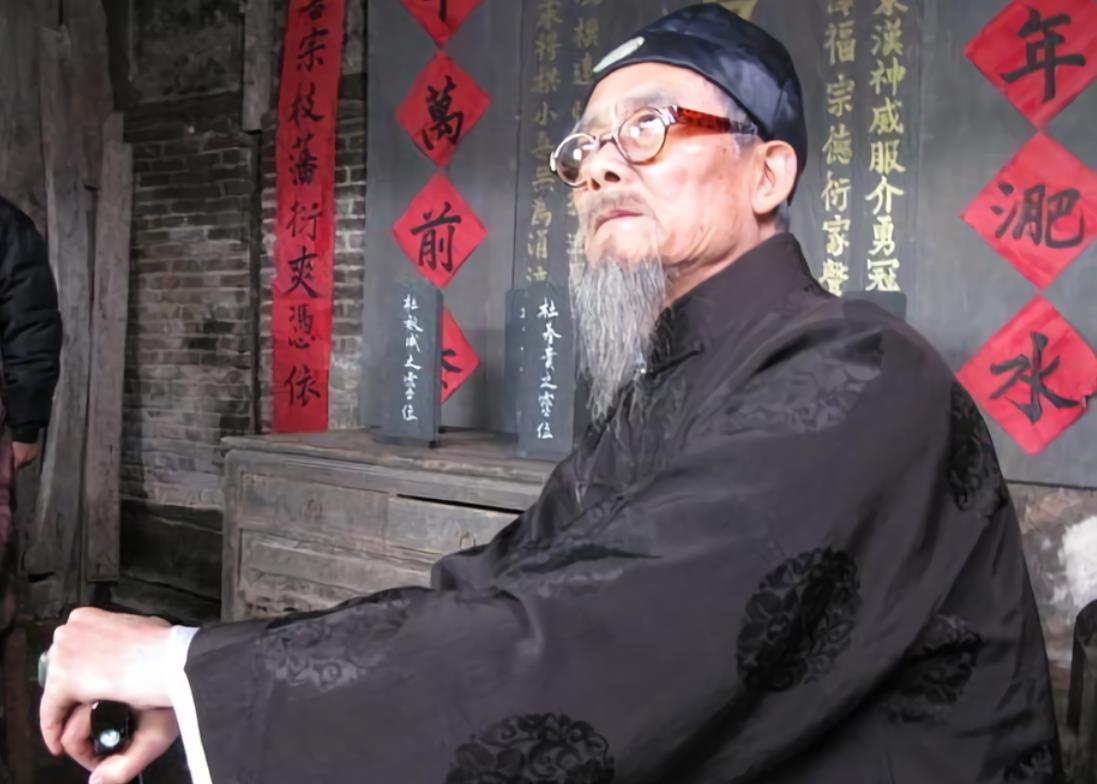 二家并一家的坏处,二家并排大门有高低风水有影响吗